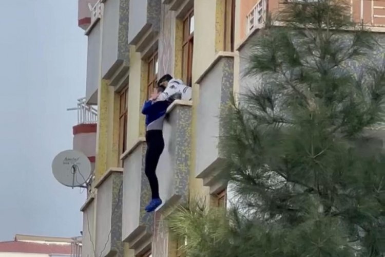 Diyarbakır'da 3'&uuml;nc&uuml; kattan kendini bıraktı! Kadın b&ouml;yle kurtarıldı