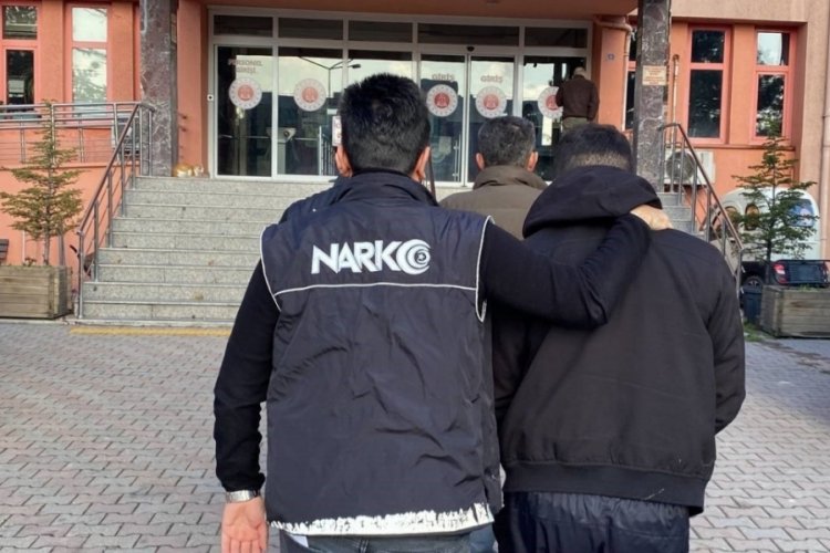 Karab&uuml;k'te otob&uuml;s terminalinde yakalanan zanlılar adliyeye sevk edildi