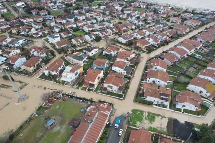 Silivri'de bir siteyi 2 ay aradan sonra yeniden dere taşması sonucu su bastı