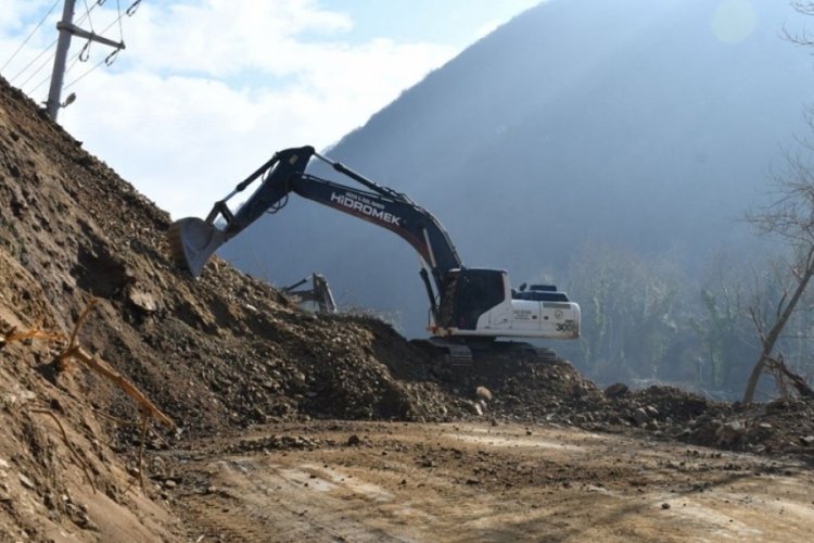 D&uuml;zce'de heyelan: 6 yerleşim birimine ulaşım durdu
