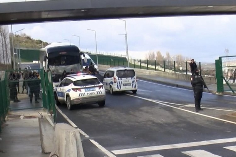 İstanbul'da ka&ccedil;ak g&ouml;&ccedil;menleri taşıyan otob&uuml;s kaza yaptı