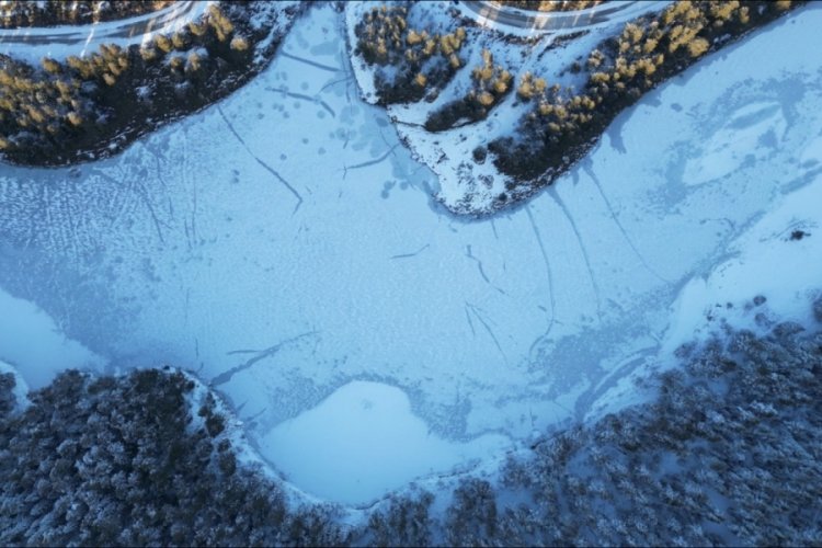 Bolu'da donmuş g&ouml;le giren vatandaşın g&ouml;r&uuml;nt&uuml;leri sosyal medyada ilgi topladı