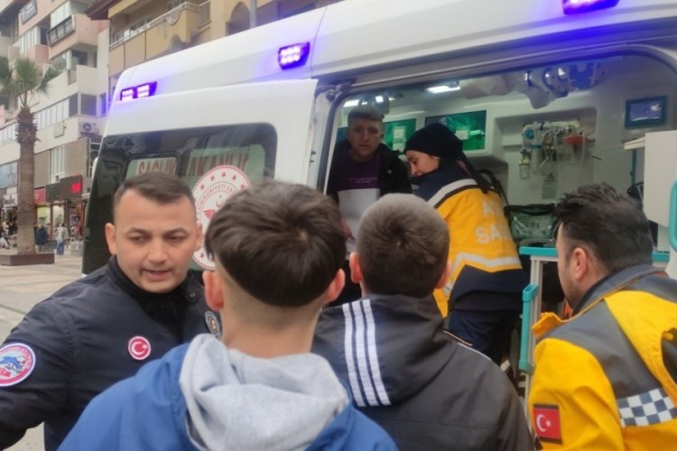 Kafede oturan husumetlisine bı&ccedil;akla saldırdı