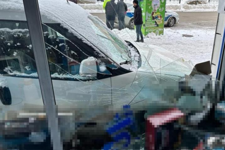 Muş'ta feci kaza! Mağazaya daldı...