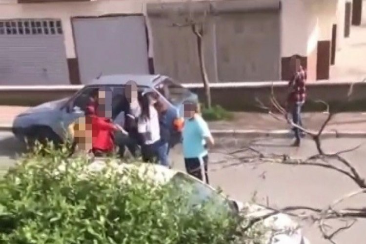 Gaziantep'te kadınlar birbirine girdi: Bı&ccedil;aklar, sopalar konuştu!