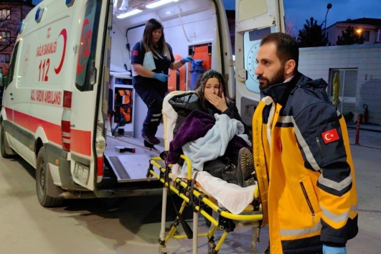 Bursa'da kontrolden &ccedil;ıkan otomobil yayalara &ccedil;arptı: 1'i bebek 4 kişi yaralandı
