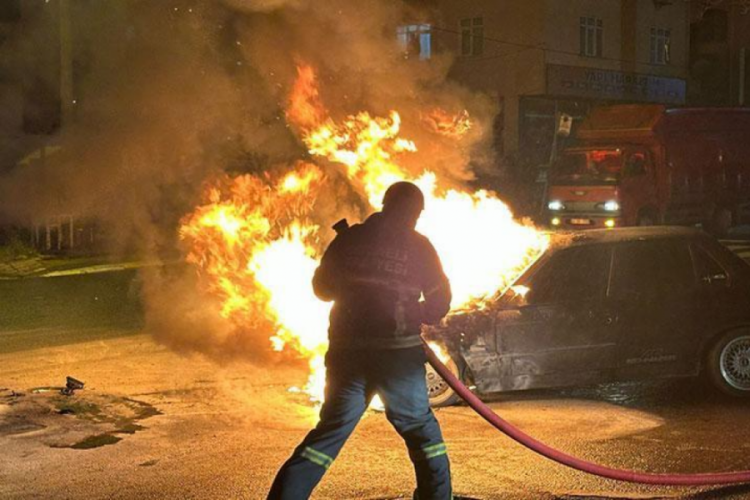 Kocaeli'de otomobil alev alev yandı!