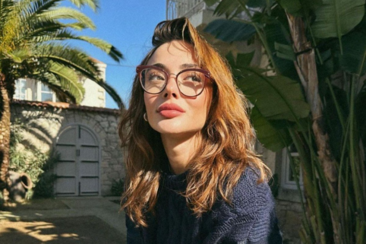 Rabia Soyt&uuml;rk'ten kış g&uuml;neşinde mini etekli poz
