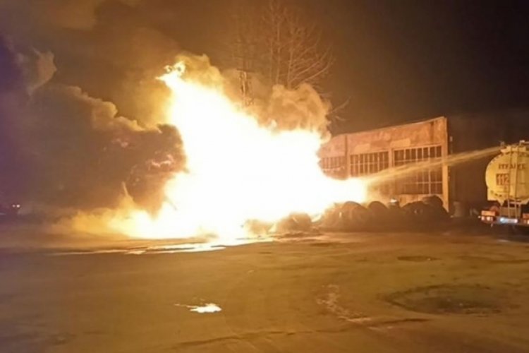 Adana'da sanayi sitesindeki yangında işyeri ve iki otomobil k&uuml;l oldu