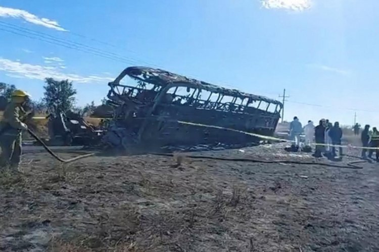 Meksika'da tur otob&uuml;s&uuml;n&uuml;n kargo kamyonuyla &ccedil;arpıştı! 19 kişi &ouml;ld&uuml;