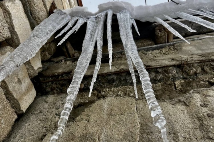 Ağrı'da dev buz sarkıtları oluştu