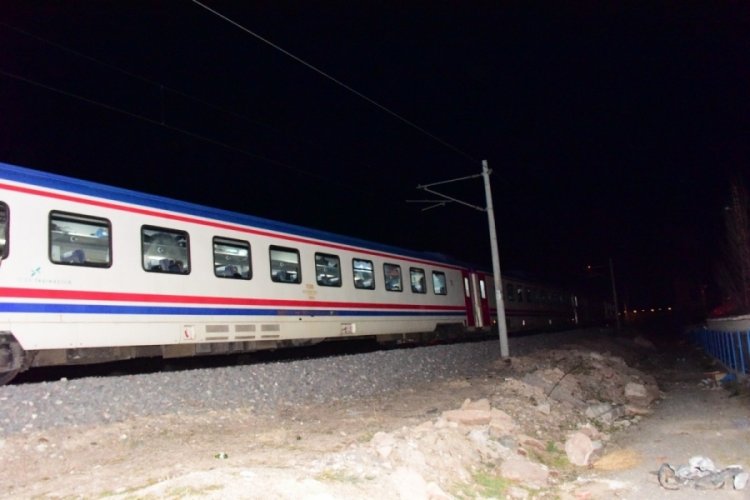 Doğu Ekspresi hafif ticari araca &ccedil;arptı, demiryolu 1 saat ulaşıma kapandı