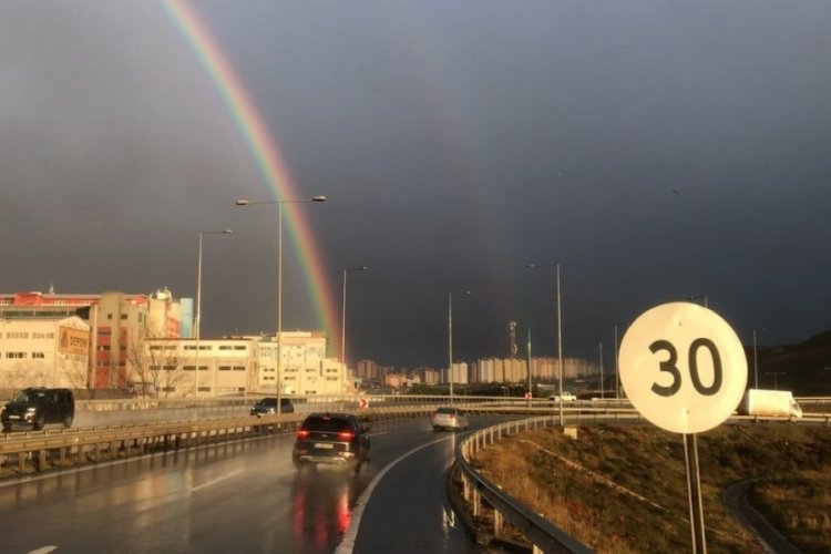 İstanbul'da &ccedil;ift g&ouml;kkuşağı g&ouml;rsel ş&ouml;len oluşturdu