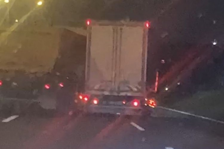 İstanbul'da hafriyat kamyonu ile tır s&uuml;r&uuml;c&uuml;s&uuml;, trafiği birbirine kattı
