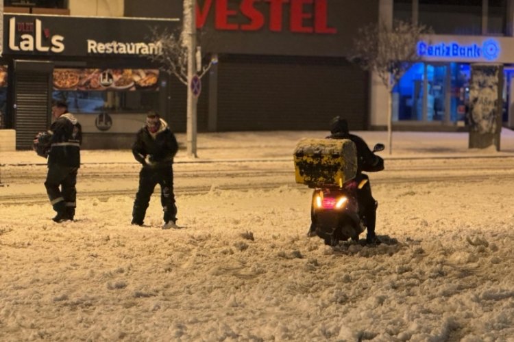 Tekirdağ'da motokuryelerin karda drift keyfi