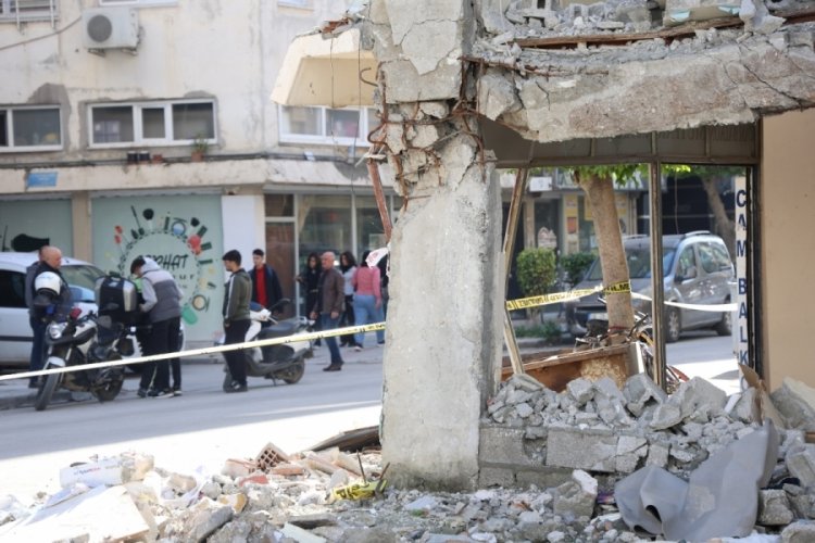 Hatay'da g&ouml;r&uuml;n&uuml;m&uuml;yle &uuml;rk&uuml;ten binanın yıkımına başlandı
