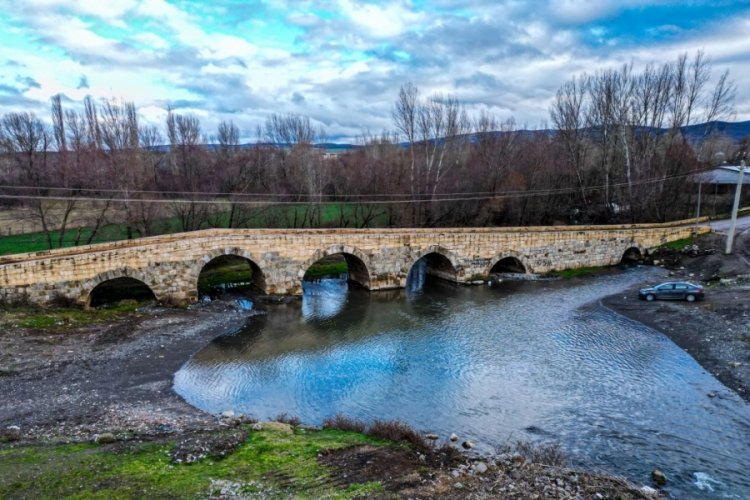 Tokat'ta 2 bin yıllık tarihi k&ouml;pr&uuml;ye sprey boyalı saygısızlık