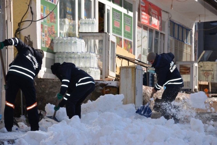 Şırnak'ta ekipler kar temizleme &ccedil;alışmalarını s&uuml;rd&uuml;r&uuml;yor