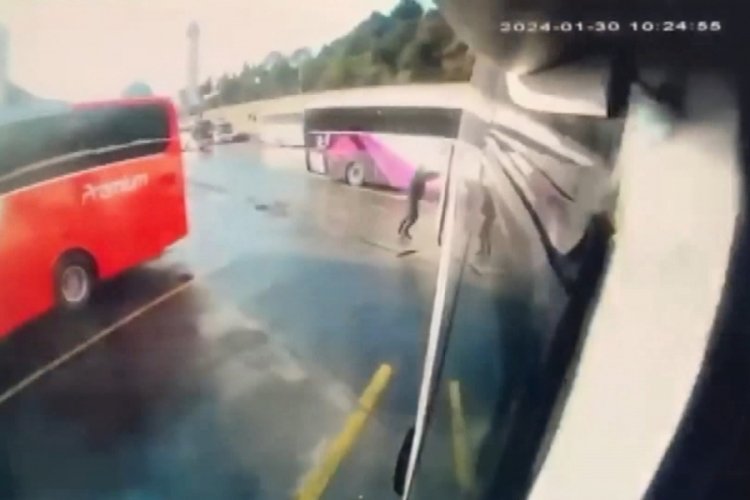 İstanbul'da iki otob&uuml;s&uuml;n &ccedil;arpıştığı kaza anına ait kamera g&ouml;r&uuml;nt&uuml;leri ortaya &ccedil;ıktı