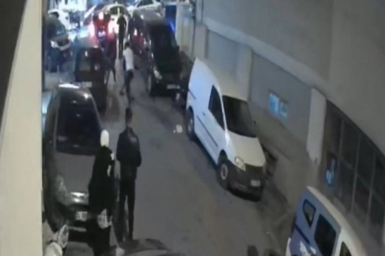 İstanbul'da sokakta husumetlileri sandıkları kişileri karıştırınca dayak yedi