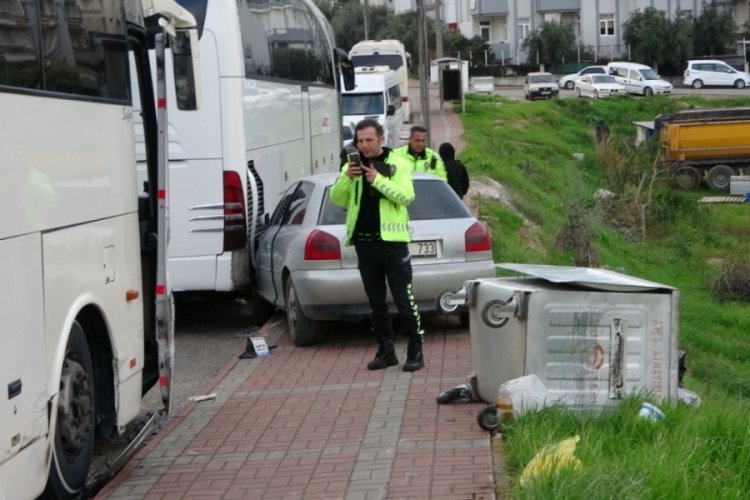 Antalya'da kaldırımdaki &ccedil;&ouml;p konteynerleri şarampole yuvarlanmasını &ouml;nledi!