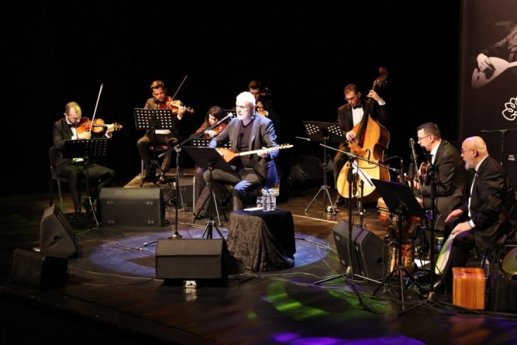 Nil&uuml;fer Belediyesi Aşık Veysel'i eserleriyle andı