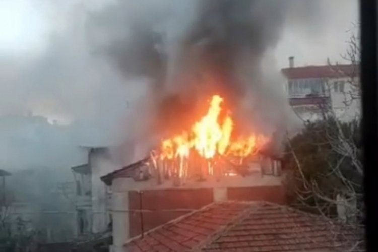 Bursa'da bir evin &ccedil;atısında yangın &ccedil;ıktı!