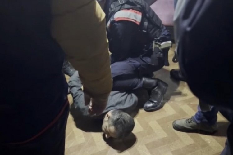 Bilecik'te 31 yıl hapisle aranan firari h&uuml;k&uuml;ml&uuml;, saklandığı evinin &ccedil;atısında yakalandı