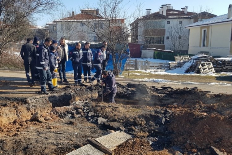 Karab&uuml;k'te patlayan doğalgaz borusu alev aldı! Bir iş&ccedil;inin y&uuml;z&uuml;nde yanık oluştu