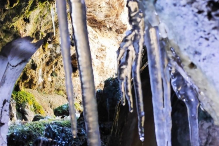 Kahramanmaraş'ta soğuktan buzul sarkıtları oluştu