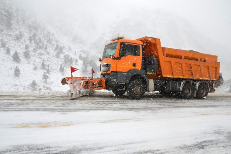 Antalya-Konya karayolunda ekiplerin yolu a&ccedil;ık tutma &ccedil;abası