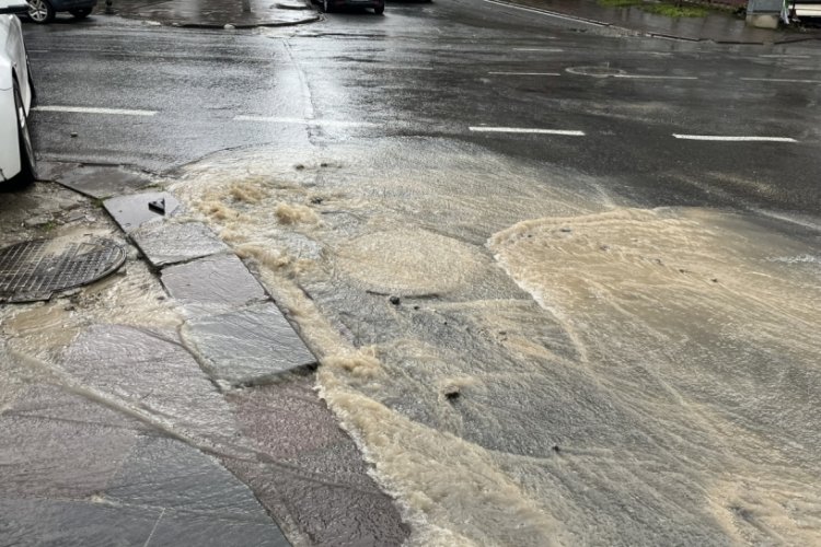Tekirdağ'da kanalizasyon borusu patladı, cadde g&ouml;le d&ouml;nd&uuml;