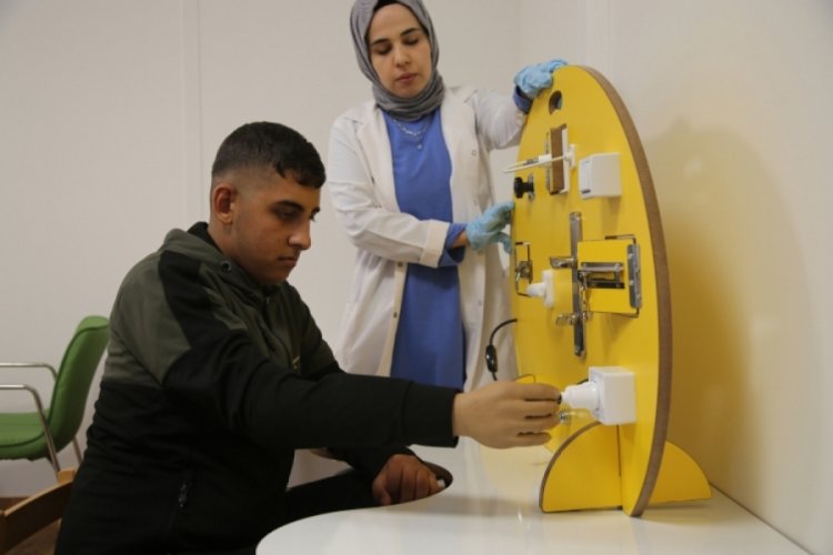 15 yaşındaki depremzede Salih, protez koluna kavuştu