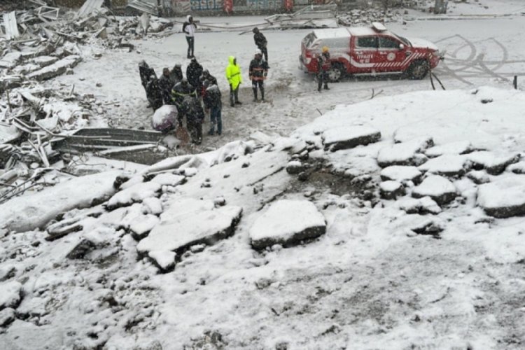 Depremde yıkılan otelin enkazında &ouml;len sporcuların anıları kul&uuml;plerinde yaşatılıyor