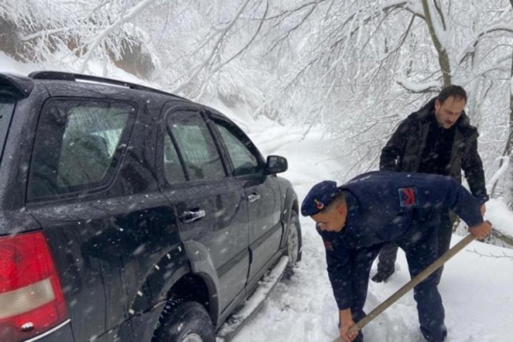 Yalova'da karda mahsur kalan aile 19 saat sonra kurtarıldı