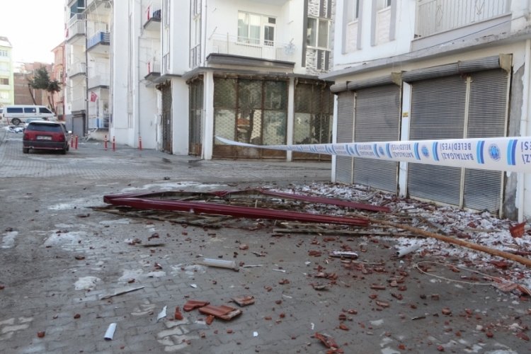 Malatya'da binanın &ccedil;atısı &ccedil;&ouml;kt&uuml;