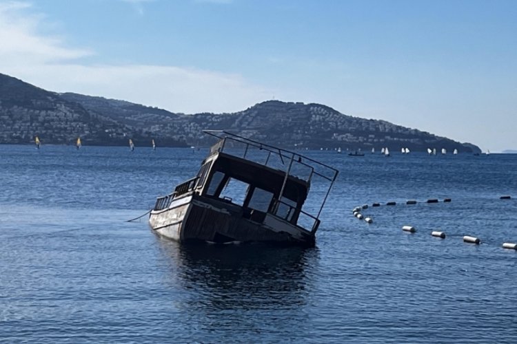 Muğla'da fırtına tekneyi alabora etti