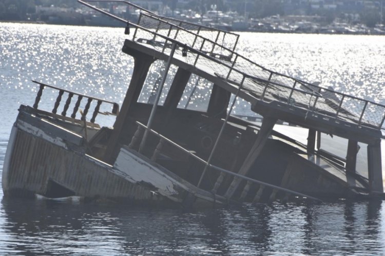 Muğla'da 15 metrelik ahşap tekne battı
