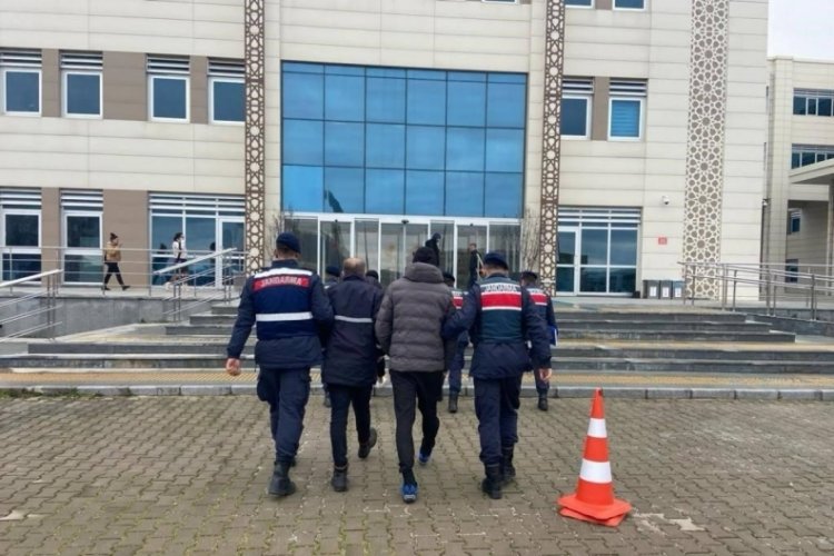 &Ccedil;anakkale'de operasyonda g&ouml;zaltına alınan ş&uuml;pheliler adliyeye sevk edildi