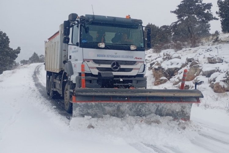 Mersin'de kar ara&ccedil;ları yolda bıraktı