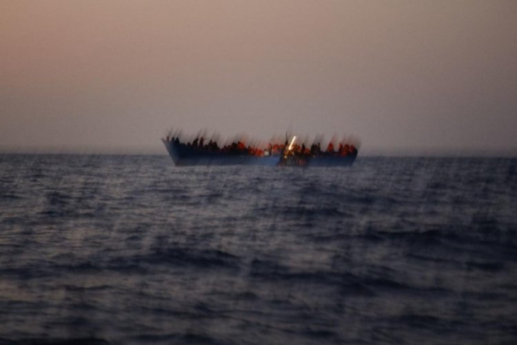 Muğla'da d&uuml;zensiz g&ouml;&ccedil;menleri taşıyan tekne kayalıklara &ccedil;arptı