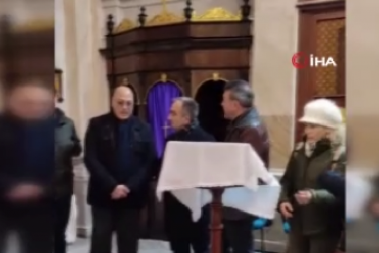 İstanbul'da vatandaşlar Santa Maria Kilisesi'ne gelerek taziye ziyaretinde bulundu