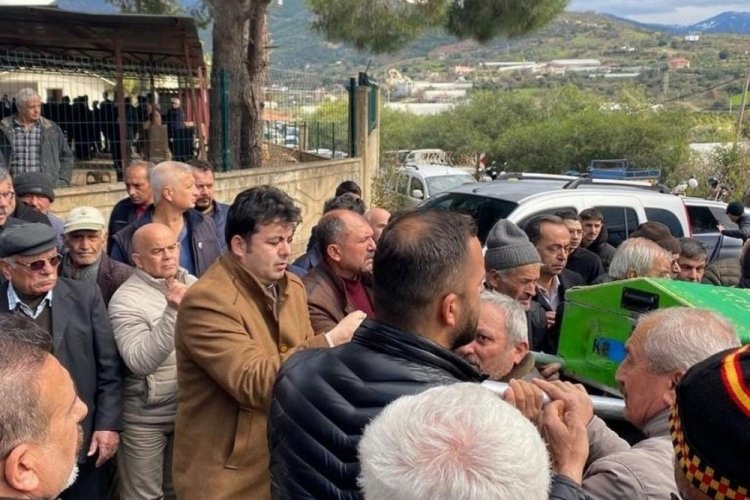 Antalya'da şehit babası g&ouml;zyaşları i&ccedil;inde toprağa verildi