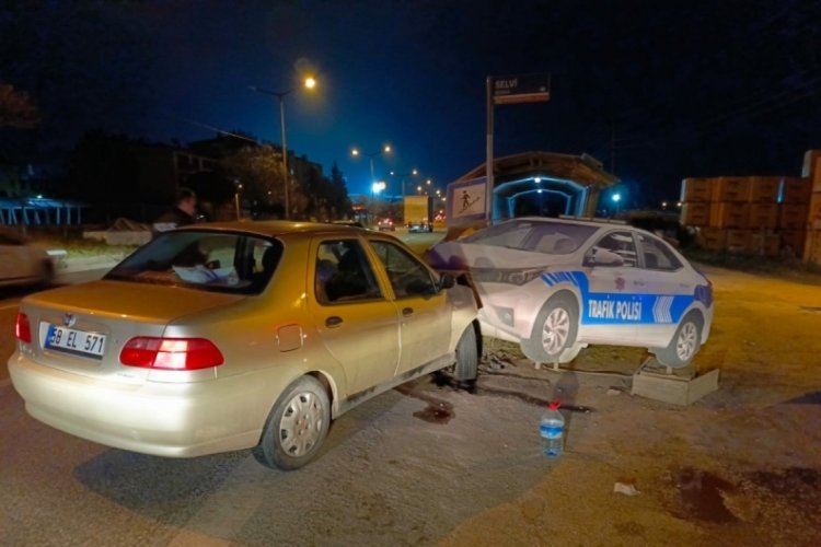 Bursa'da kontrolden &ccedil;ıkan otomobil polis arabası maketine &ccedil;arptı!