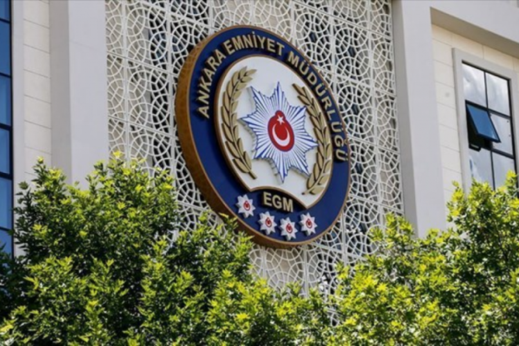 Ankara'da polis aracından atlayan kadın hayatını kaybetti