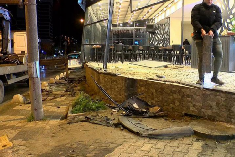 İstanbul'da kontrolden &ccedil;ıkan ara&ccedil; restorana daldı!