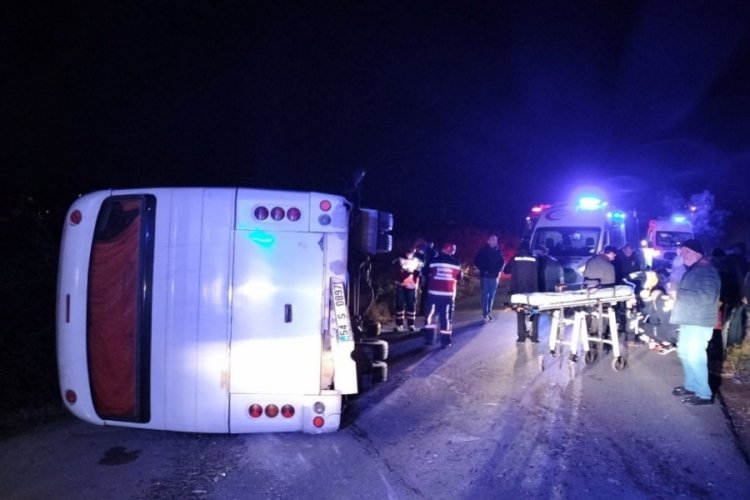 Sakarya'da iş&ccedil;i servisi devrildi!