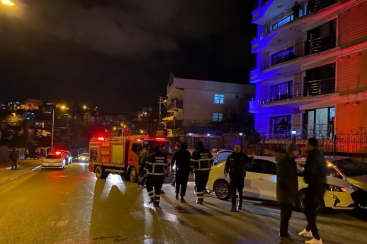 Zonguldak'ta iki otomobil &ccedil;arpıştı: Gaz sızıntısı paniğe neden oldu