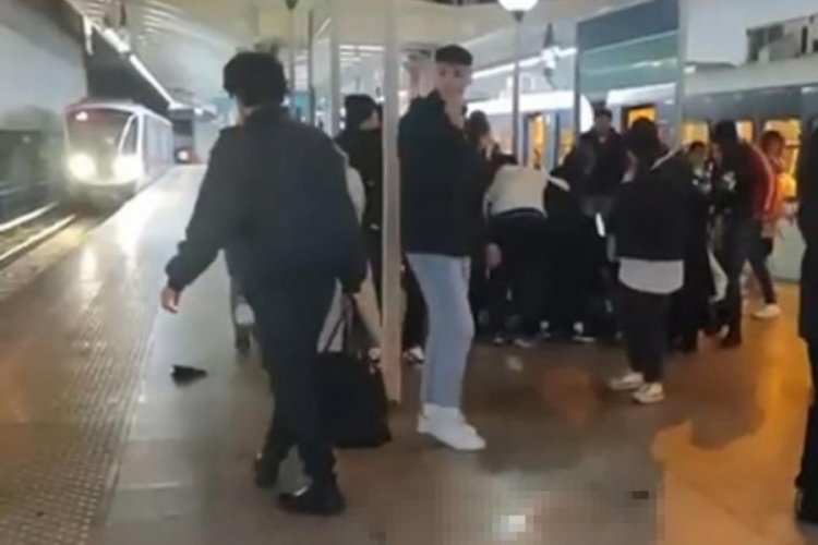 İzmir'de metro istasyonunda bı&ccedil;aklı kavga!