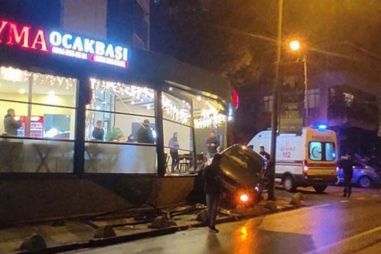 İstanbul'da kontrolden &ccedil;ıkan otomobil restorana daldı